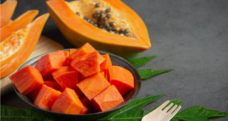 Papaya Side Effects : सेहत के लिए फायदेमंद है पपीता, कहीं आप 