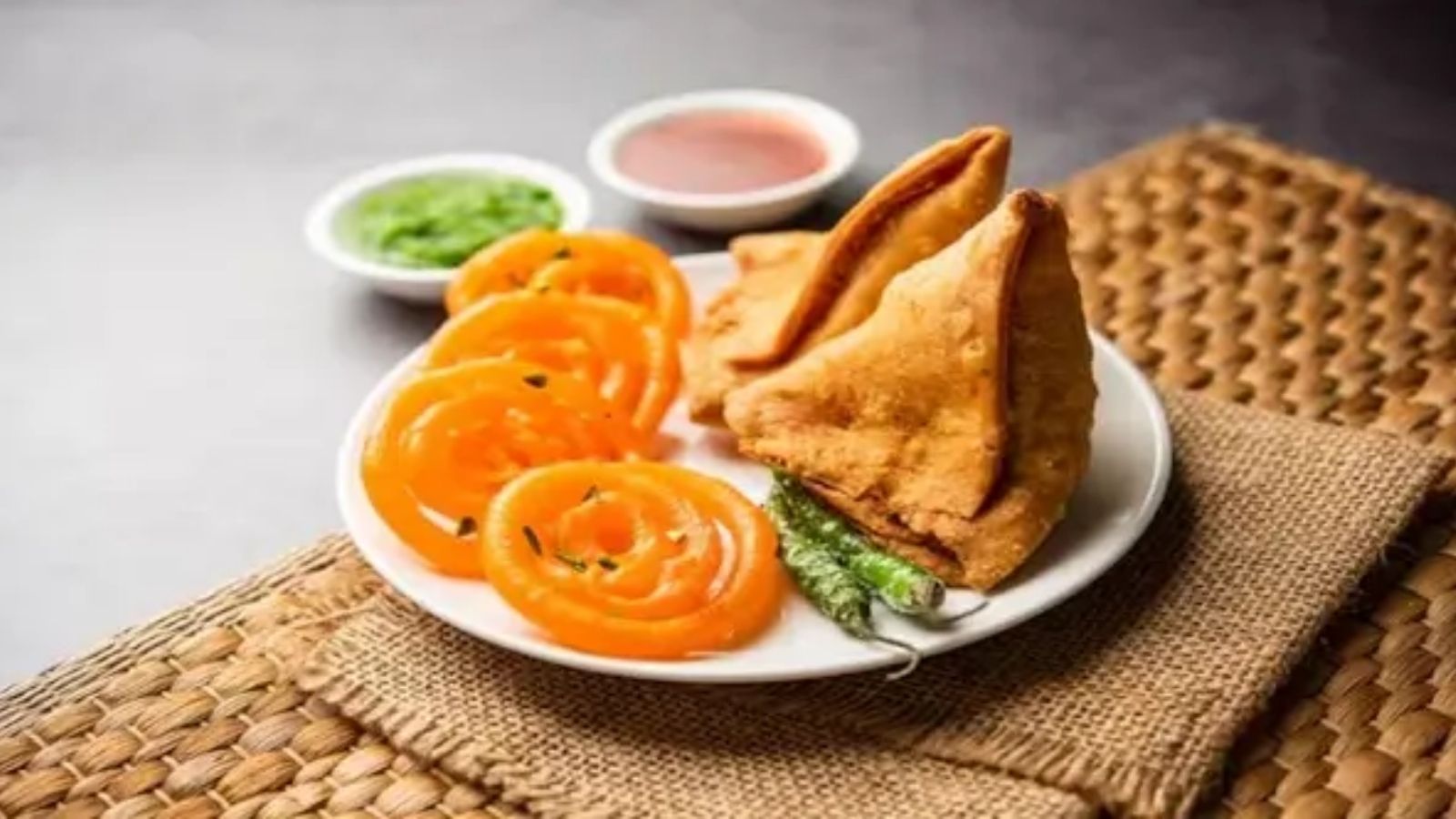 सिगरेट - तंबाकू के बाद अब समोसे, जलेबी समेत इन चीजों पर लिखा जाएगा Warning,  