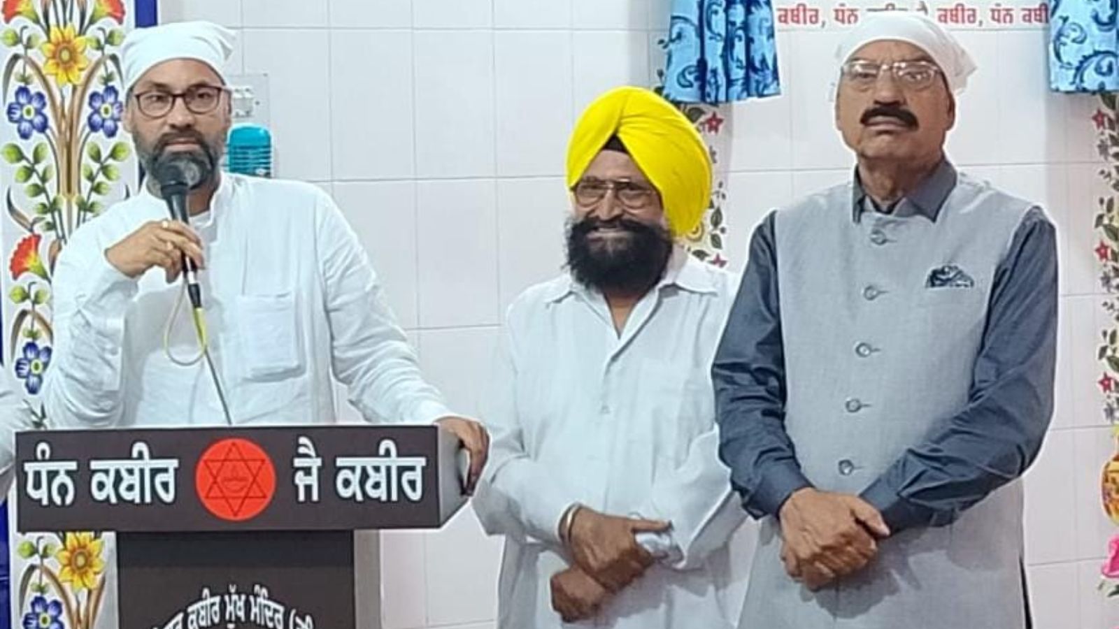 AAP उम्मीदवार पवन कुमार टीनू ने कबीर मंदिर में माथा टेककर की चुनाव अभियान की शुरूआत