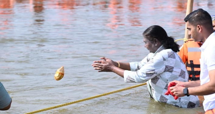 President Droupadi Murmu ने प्रयागराज के संगम में लगाई आस्था की 