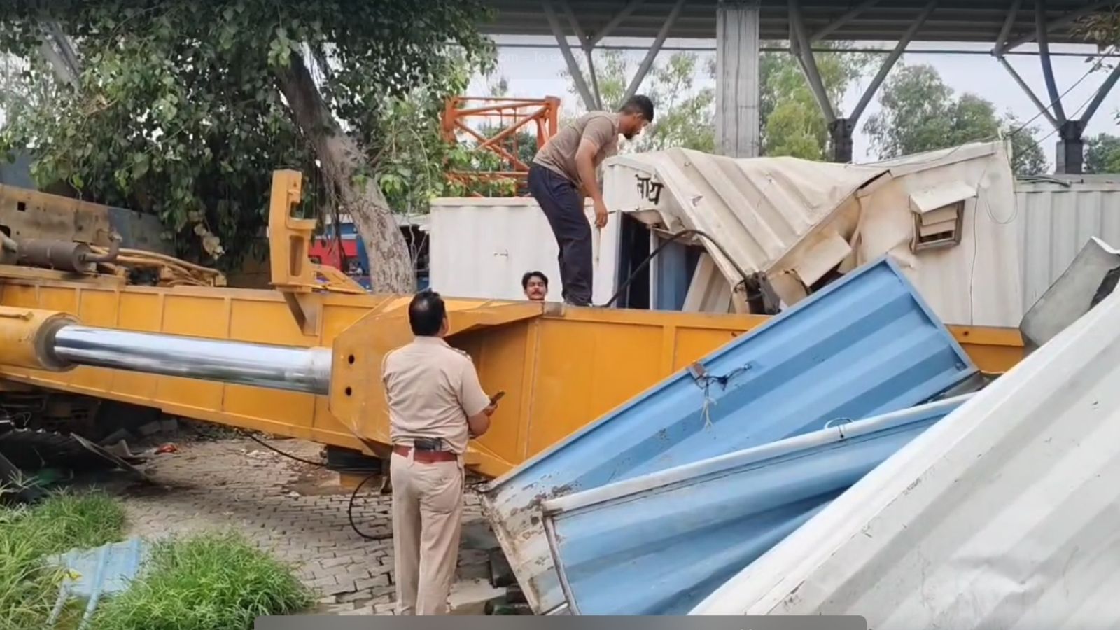 जालंधर कैंट रेलवे स्टेशन में निर्माण के दौरान हादसा, 