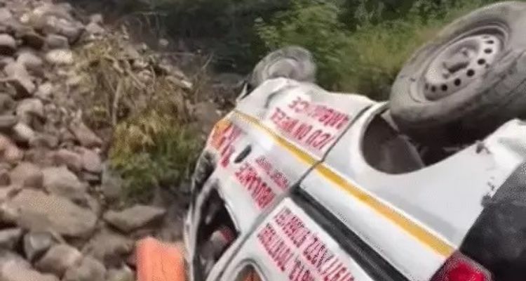 होशियारपुर में चिंतपूर्णी रोड पर खाई में गिरी एम्बुलेंस, 