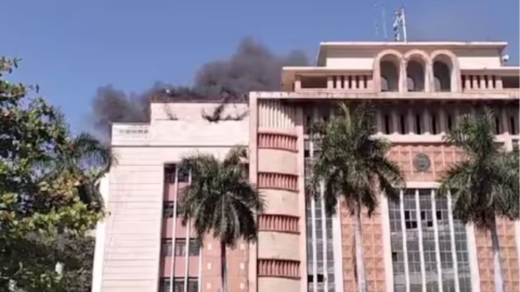 मध्यप्रदेश के वल्लभ भवन की तीसरी मंजिल पर लगी आग,