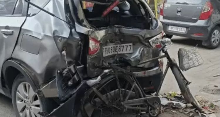 जालंधर में पूर्व मंत्री कालिया के घर के बाहर हादसा,