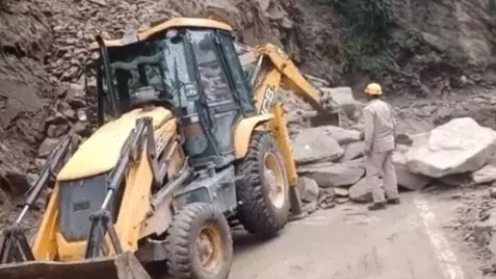 मुंबई में भारी बारिश के बीच लैंडस्लाइड, 