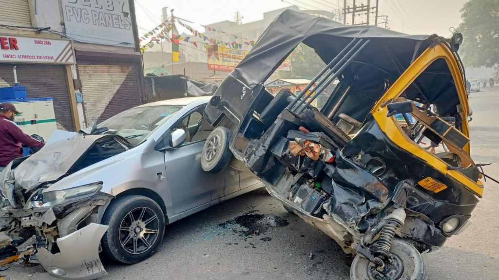 जांलधर में सुबह सुबह ऑटो की कार के साथ हुई जबरदस्त टक्कर, 