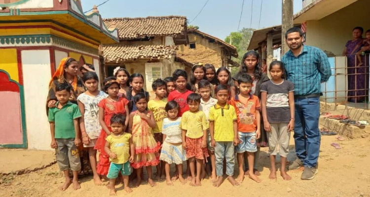Abinash Mishra : 300 बच्चों को आज खुद के खर्च पर पढ़ा