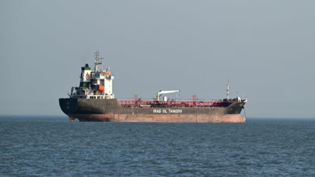 ओमान के पास समंदर में पलटा तेल टैंकर