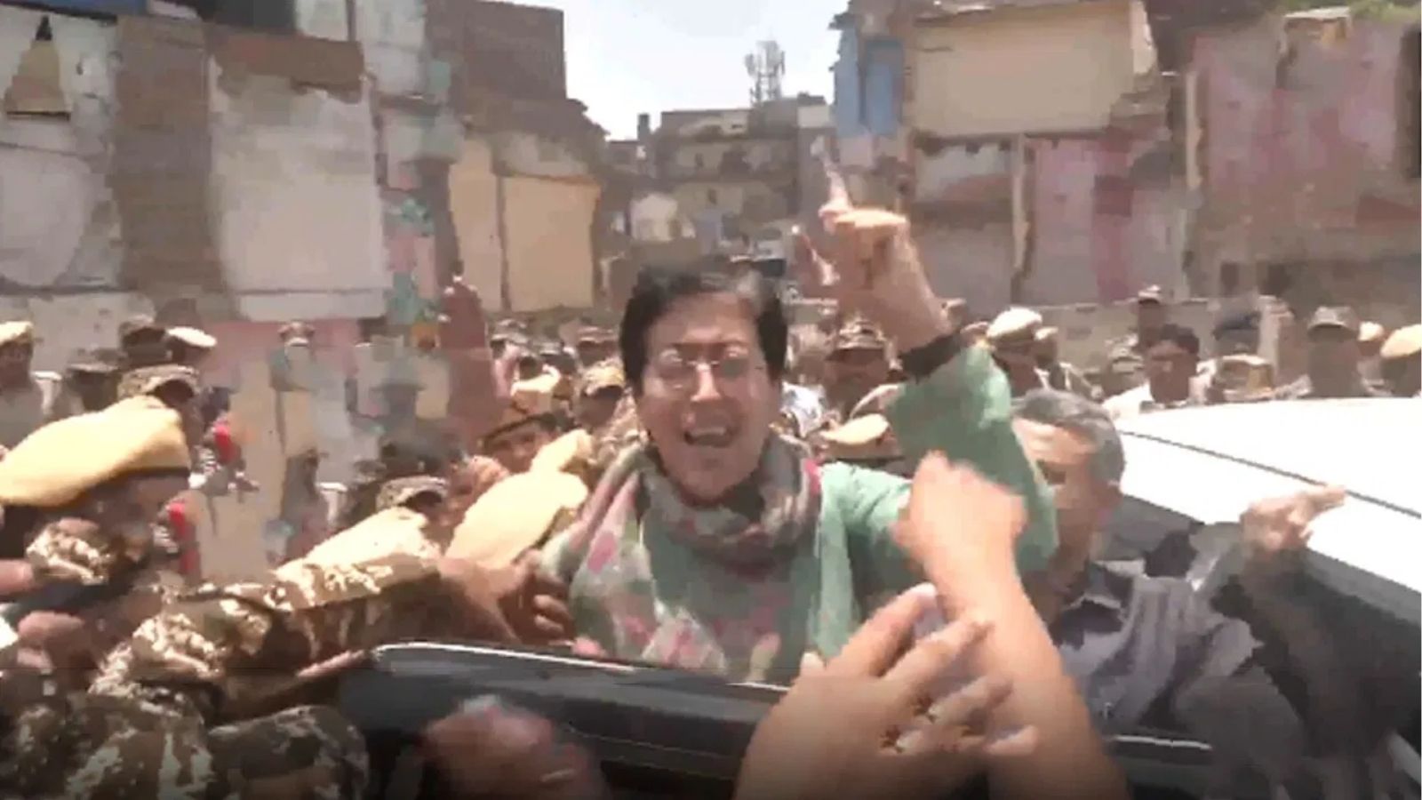 दिल्ली की पूर्व सीएम आतिशी को पुलिस ने लिया हिरासत में