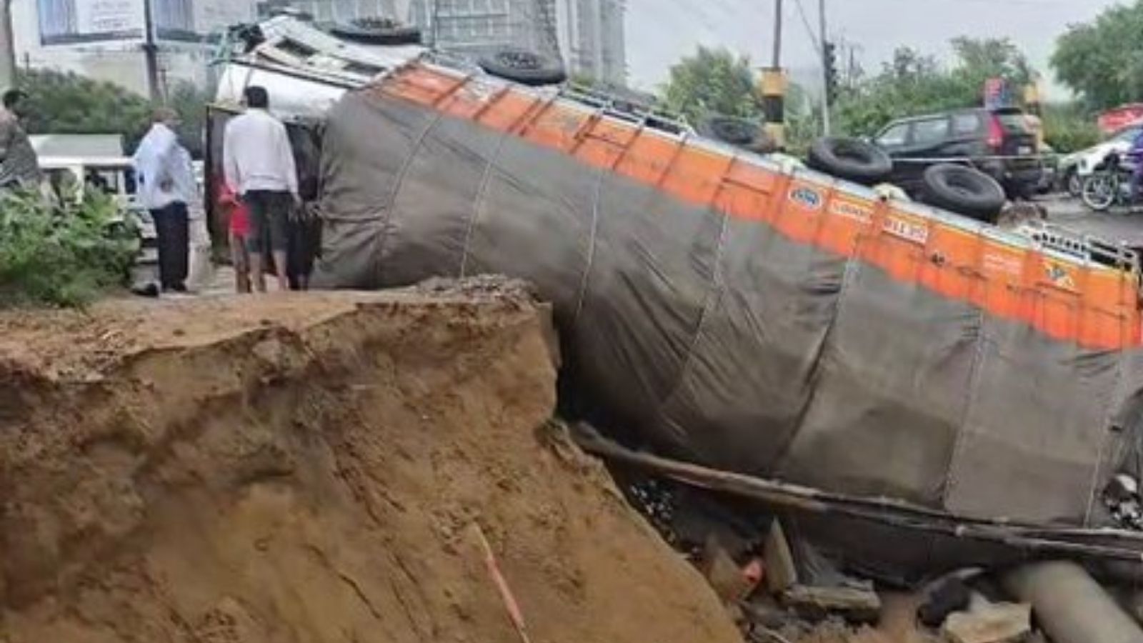 बीच सड़क पर पलटा बीयर से भरा ट्रक, 