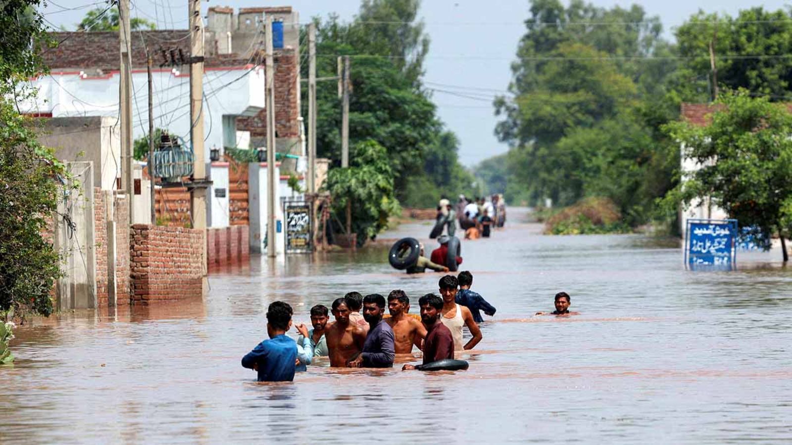 पाकिस्तान में बाढ़ के कारण 10 लाख लोग विस्थापित, 