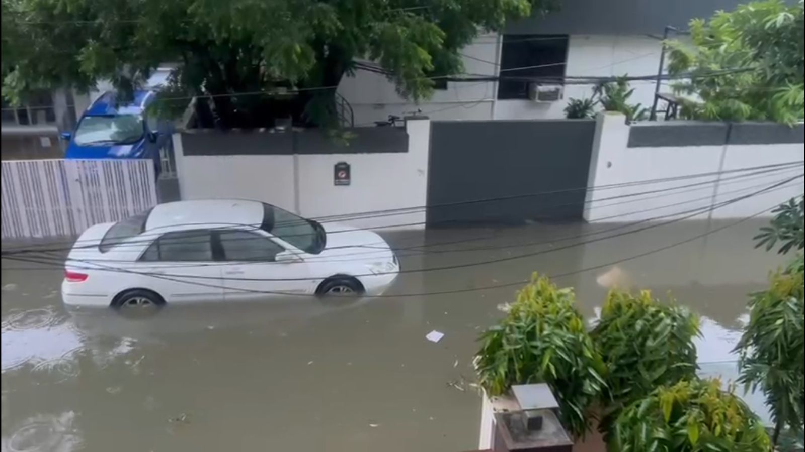 एक घर में घुसा पानी तो उसे बाढ़ बताया, 