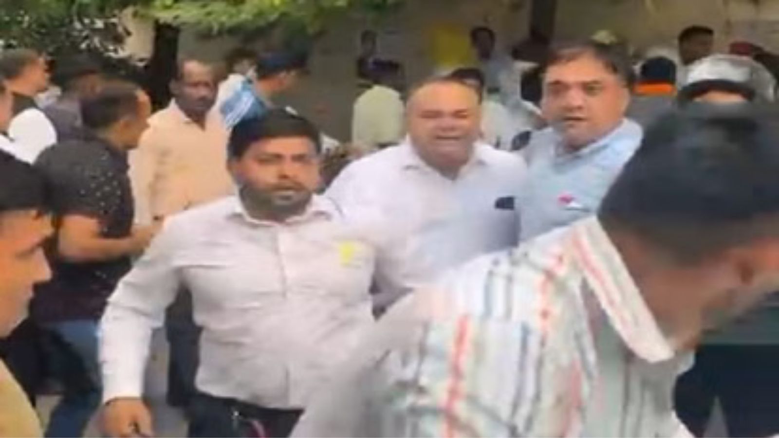कोर्ट में आरोपी को पकड़ने आई हरियाणा पुलिस को वकीलों ने दौड़ा-दौड़ा कर पीटा, 
