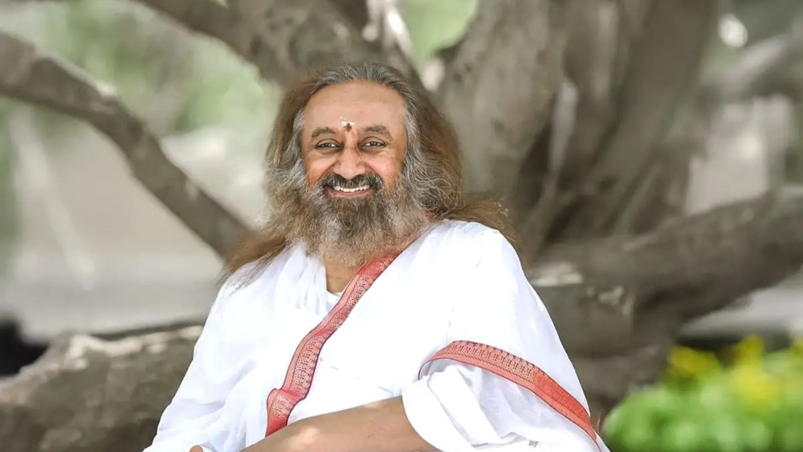 हमें अपनी जड़ों को गहरा और दृष्टिकोण को व्यापक करना चाहिए - श्री श्री रविशंकर