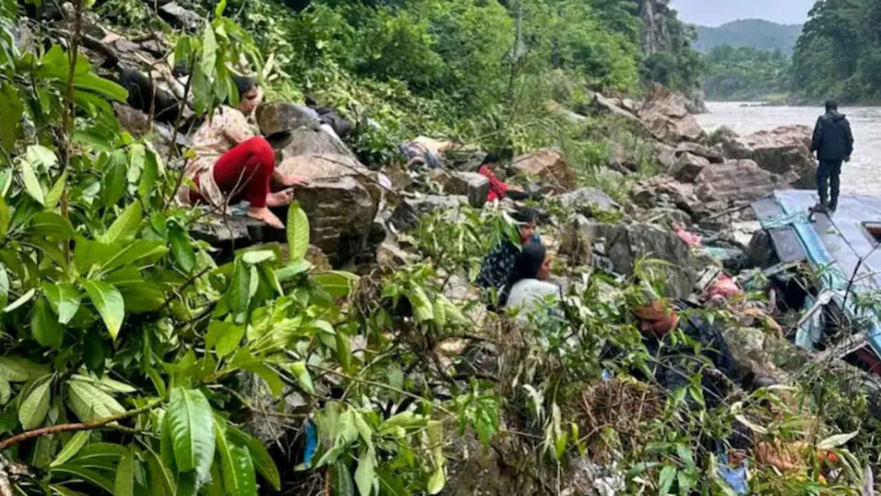 Nepal Bus Accident : नेपाल में 40 भारतीयों को लेकर जा रही बस नदी में गिरी,