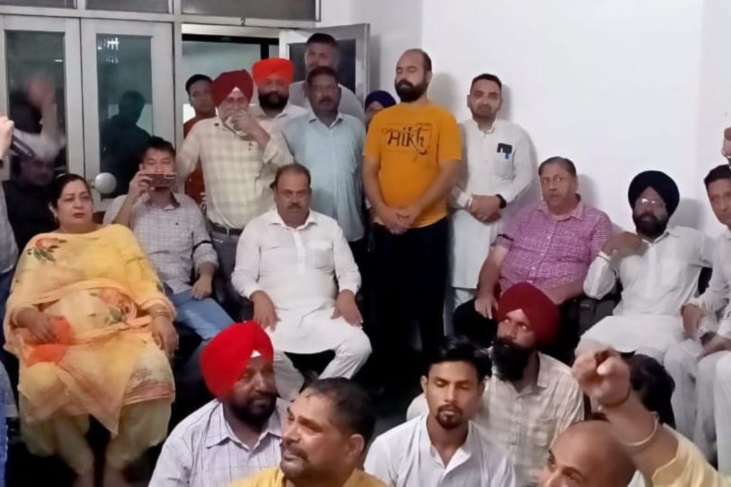 कपूरथला में कांग्रेसी मेयर और पार्षदों ने किया नगर निगम कमिश्नर का घेराव