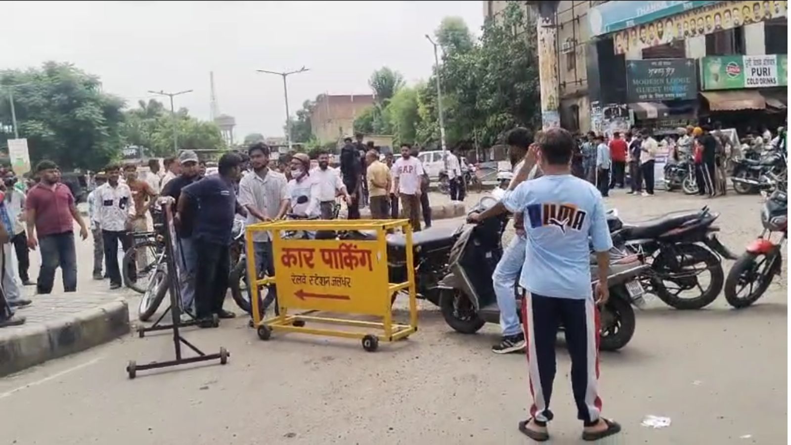 जालंधर में बेटे की मौ'त के बाद GRP थाने के बाहर परिजनों का प्रदर्शन, 