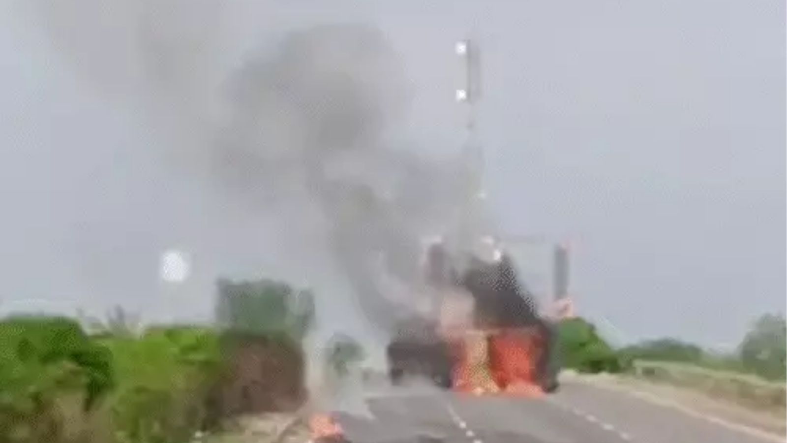 जयपुर में बीच हाईवे पर कैमिकल टैंकर में लगी आग, 
