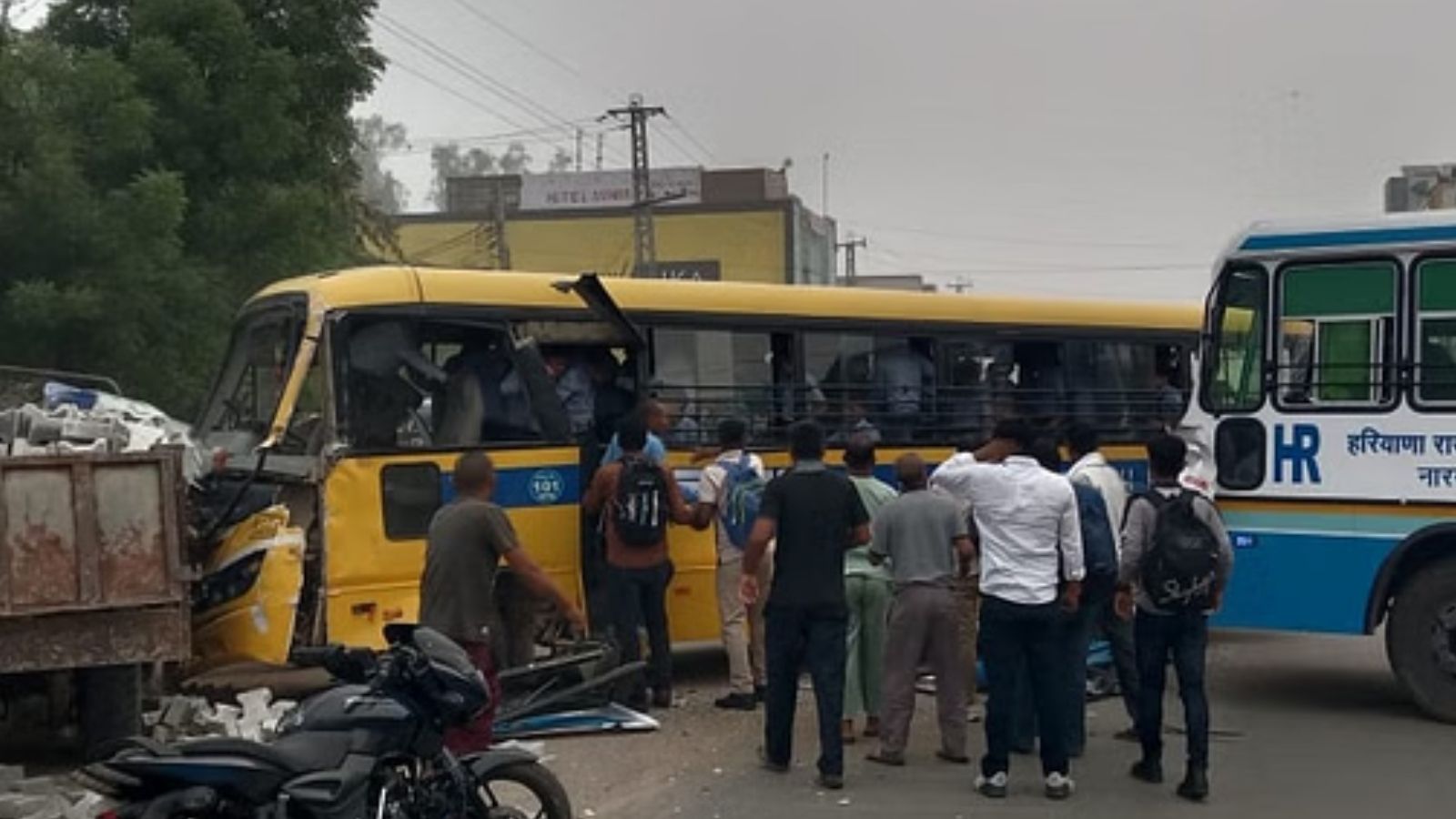 बच्चों से भरी स्कूल बस का Accident, 