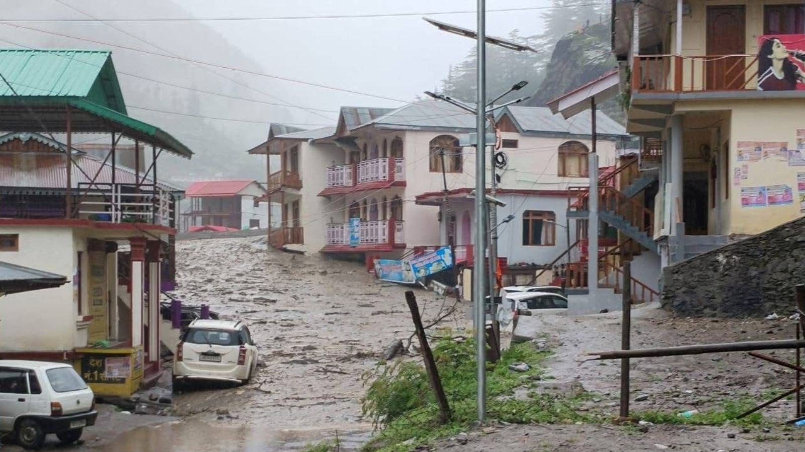 उत्तराखंड के उत्तरकाशी में बादल फटा,
