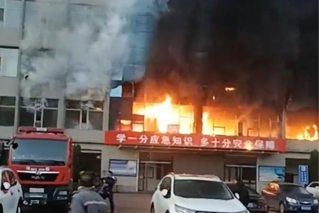चीन में कोयला कंपनी की इमारत में लगी भीषण आग, 