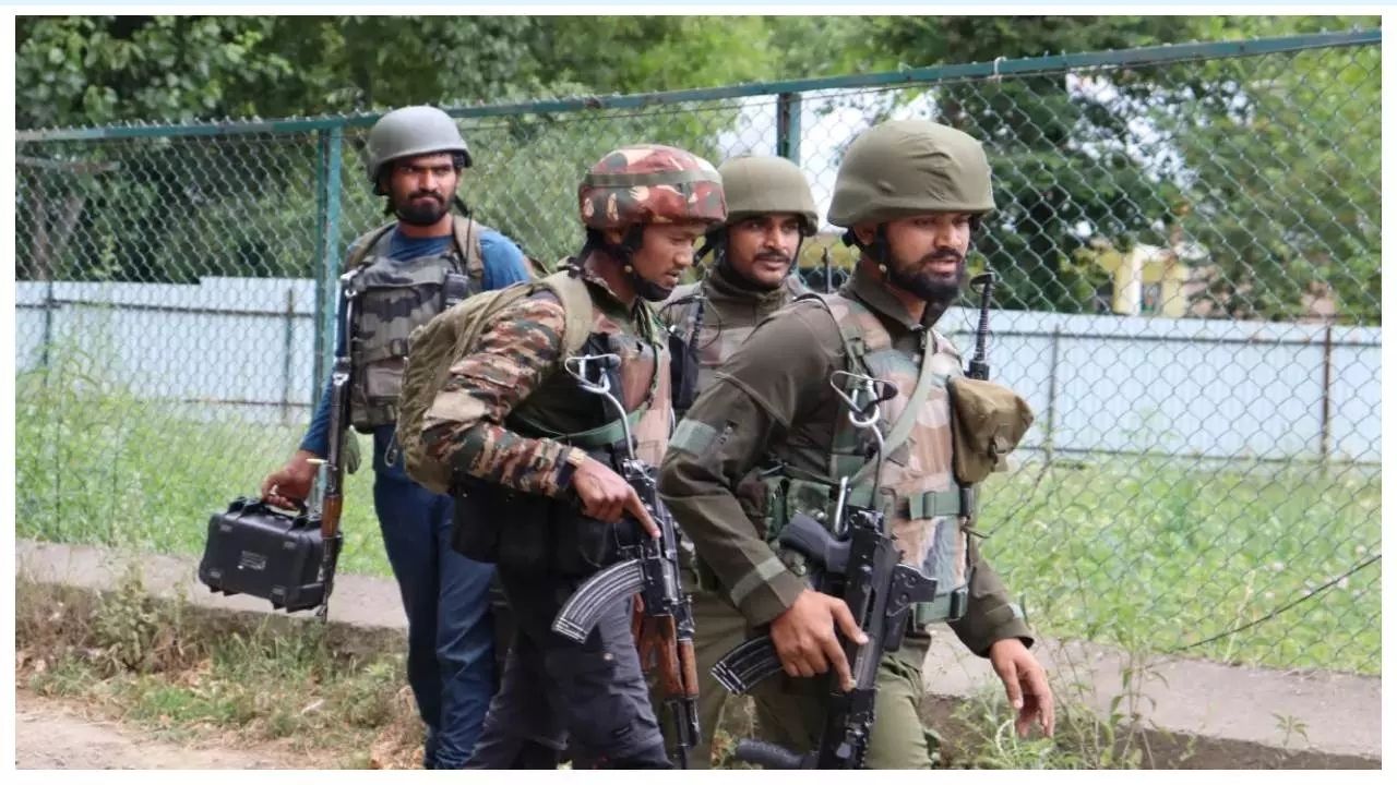  जम्मू-कश्मीर के कुलगाम में सेना ने 5 आतंकियों को किया ढेर, 