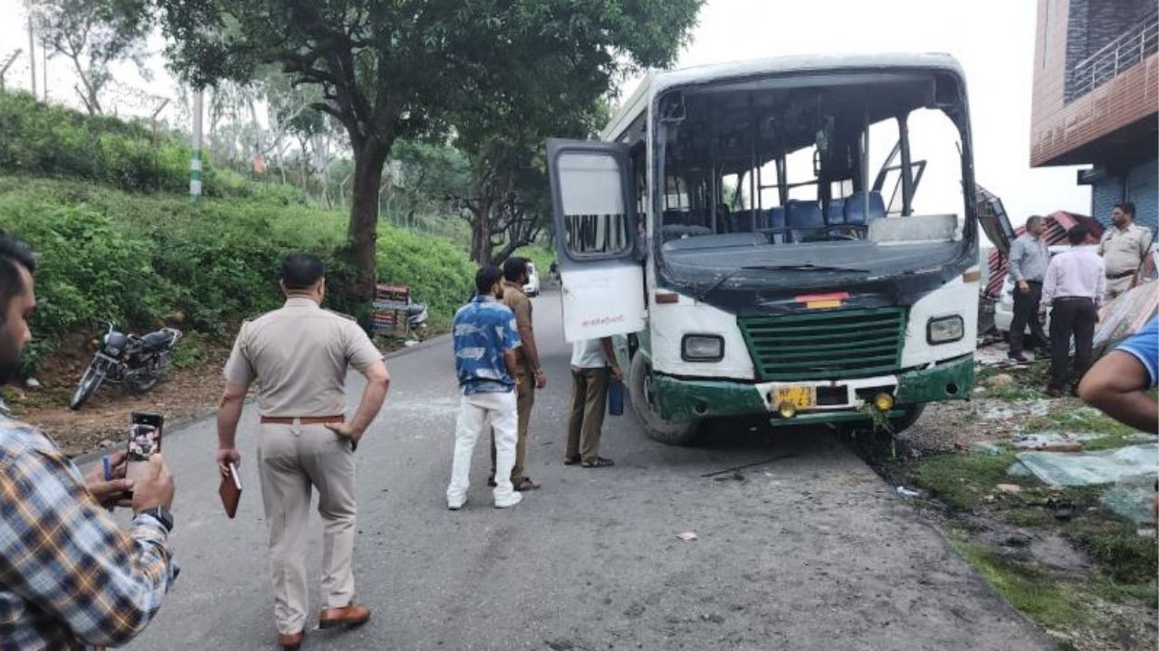   पंजाब में यात्रियों से भरी बस पलटी, 