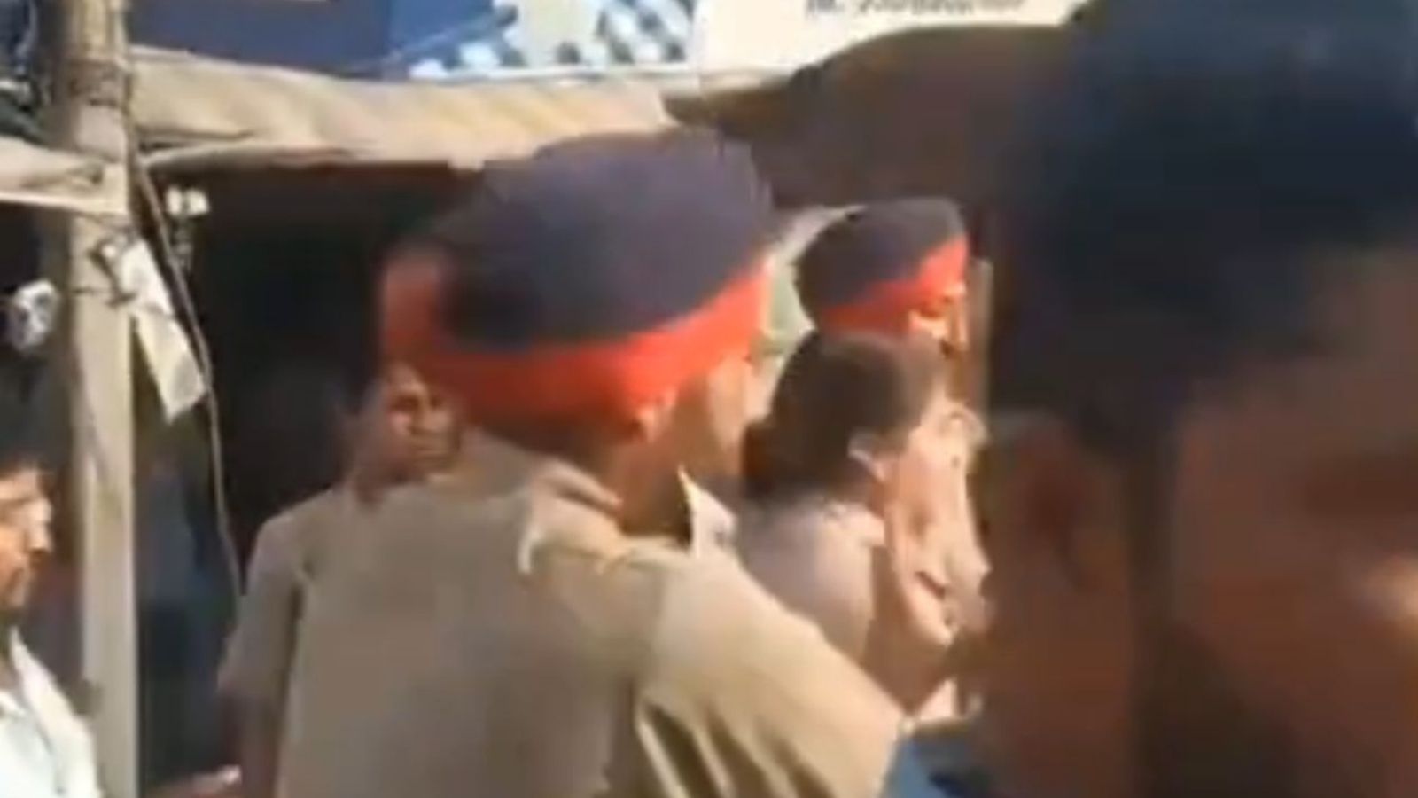 जालंधर में व्यक्ति ने महिला सब इंस्पेक्टर को दिया धक्का, 