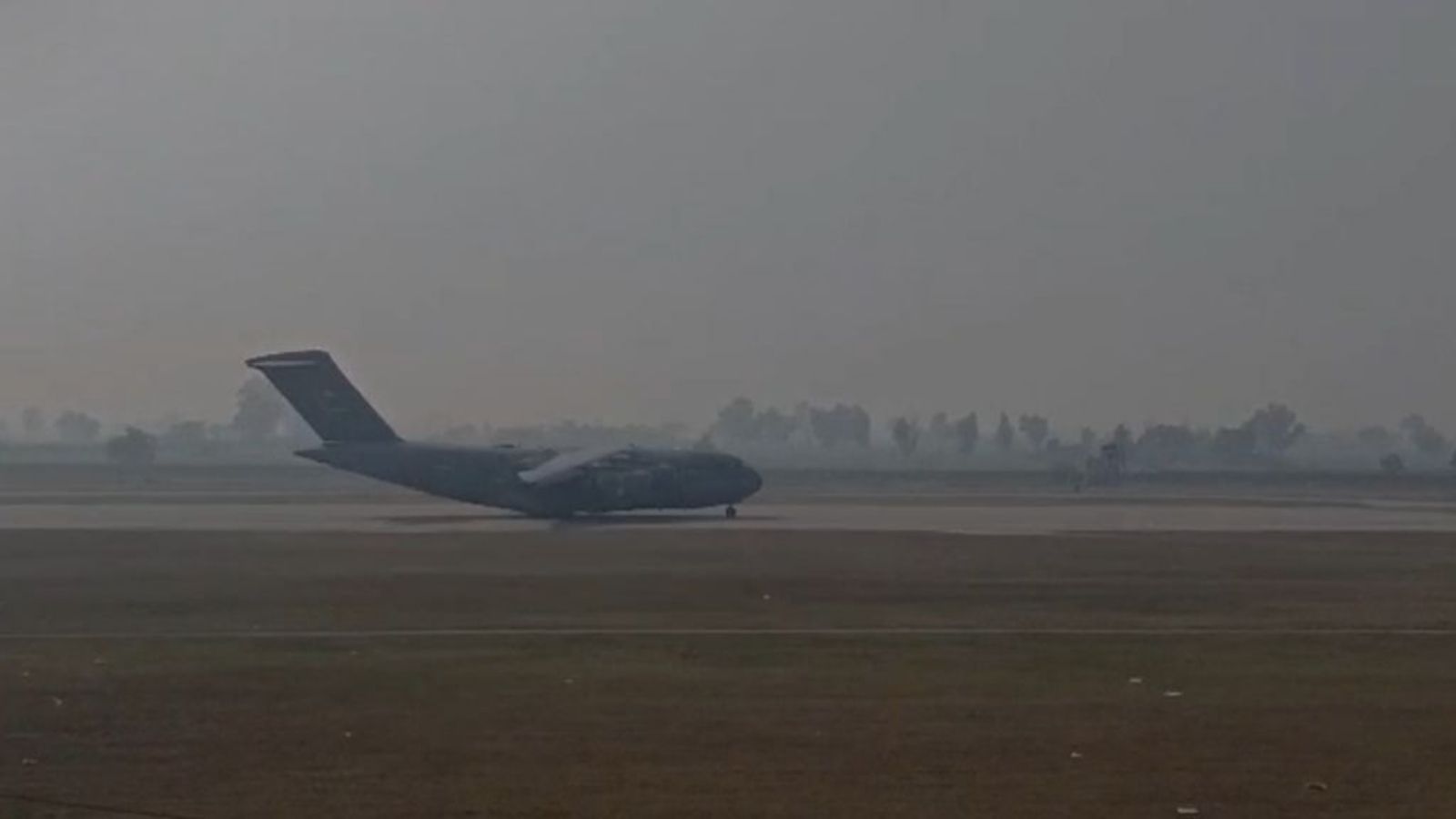 अमेरिका से डिपोर्ट  हुए 104 भारतीयों को लेकर अमृतसर पहुंचा American C-17 जहाज,