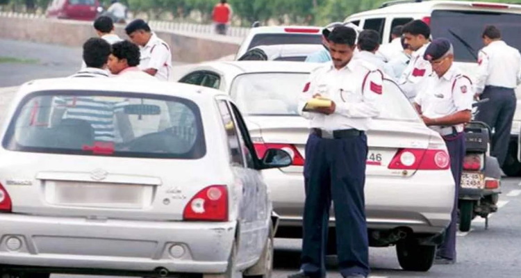 Traffic Challan Rules : गाड़ी की नंबर प्लेट के साथ भूलकर भी मत 