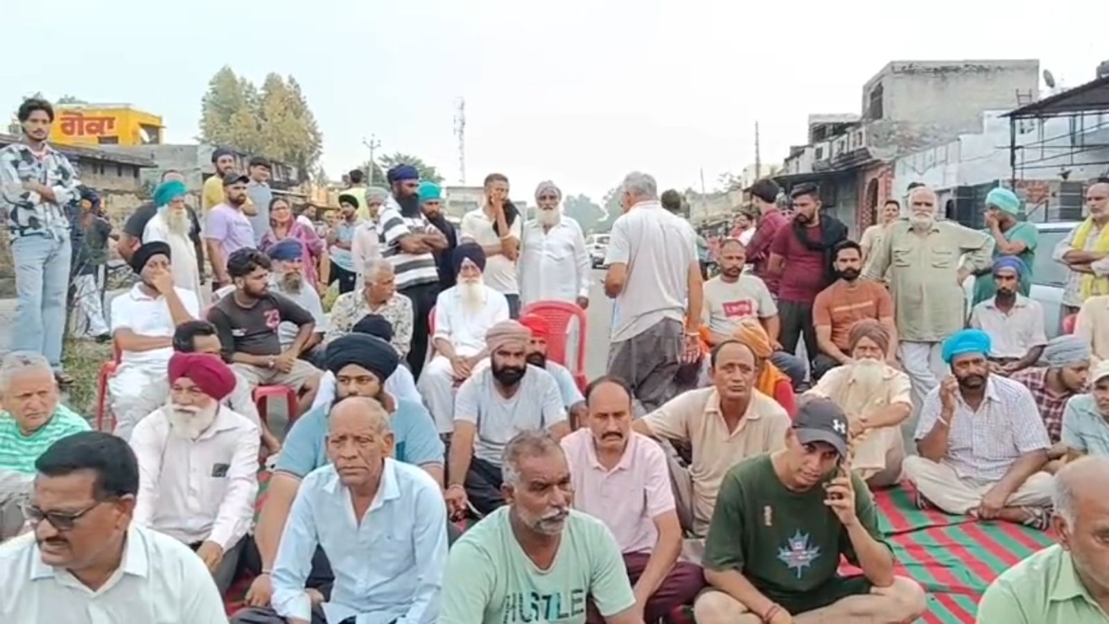 होशियारपुर टैंकर ब्लास्ट मामले में लोगों का धरना प्रदर्शन, 