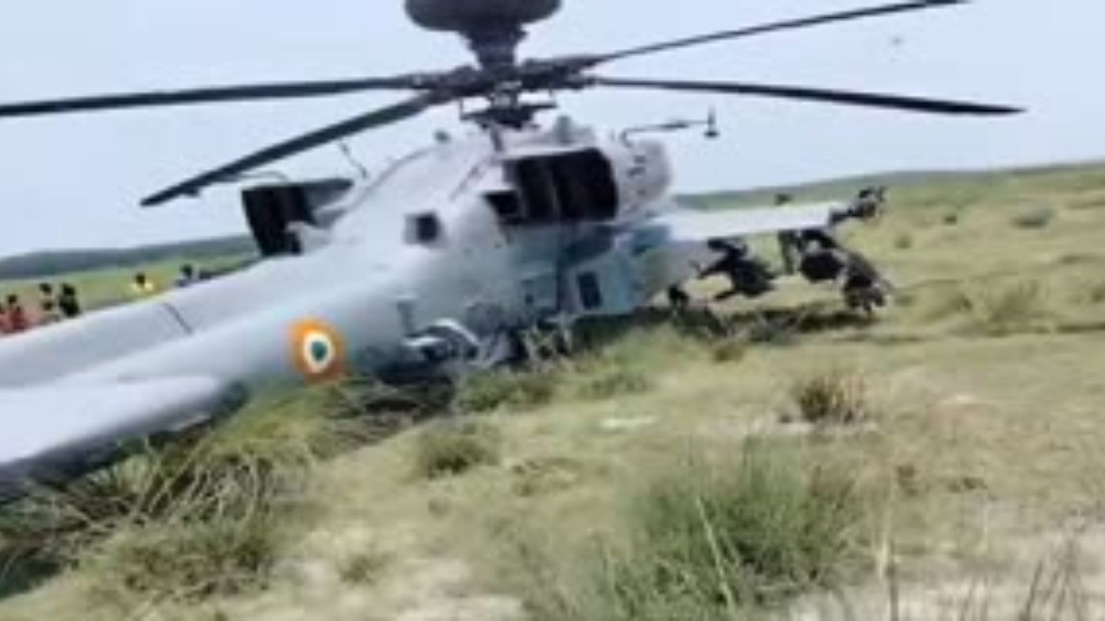 सेना के हेलिकॉप्टर की सहारनपुर में इमरजैंसी लैंडिंग,