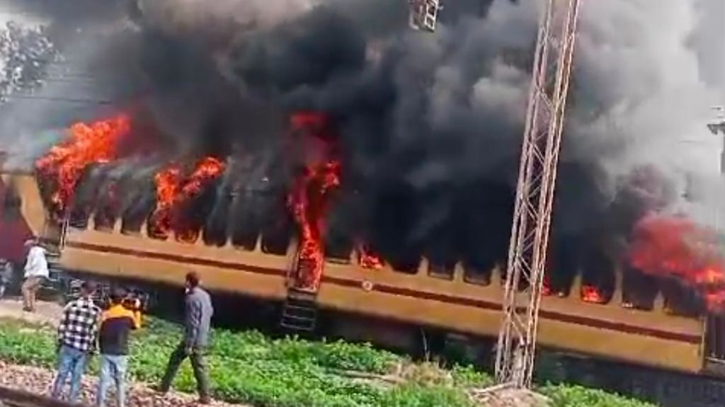 दिल्ली के पटेल नगर रेलवे स्टेशन पर ट्रेन में लगी आग, 