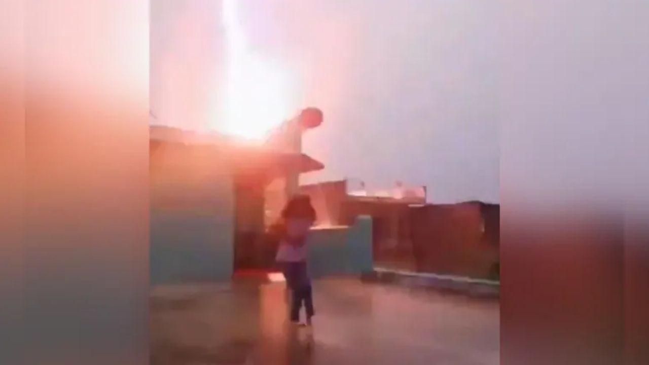 बारिश में छत पर डांस करते हुए लड़की बना रही थी वीडियो, 