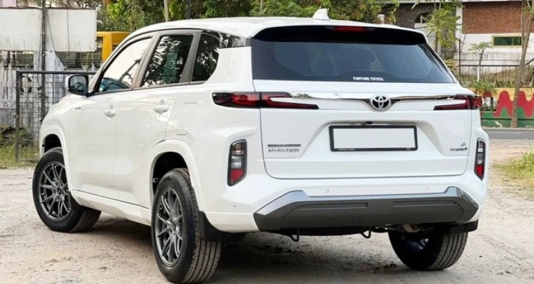 Toyota Urban Cruiser Hyrider : इस पॉपुलर SUV पर मिल रहा 