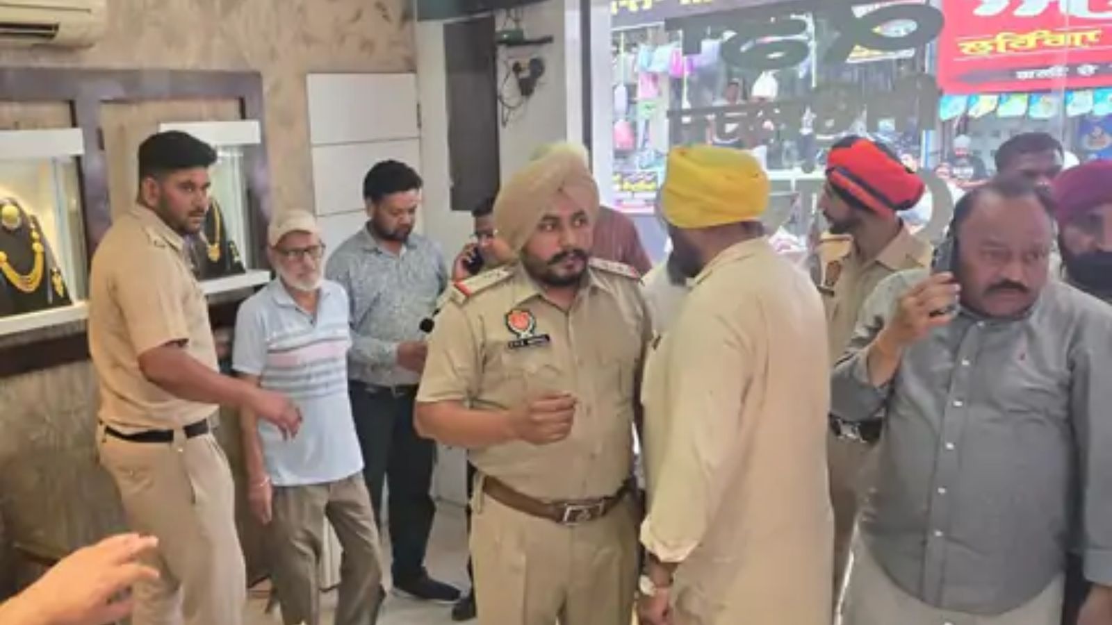 लुधियाना में सरेआम ज्यूलरी शॉप पर फायरिंग, 