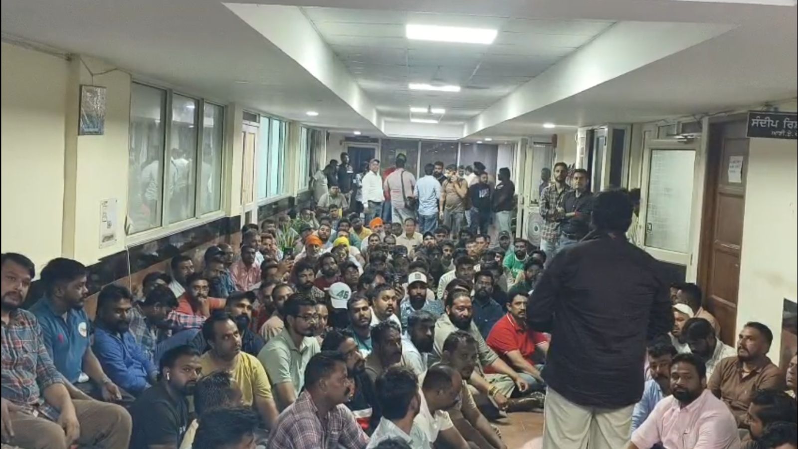 जालंधर नगर निगम ऑफिस में कर्मचारी यूनियन ने लगाया धरना, 
