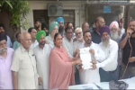 लतीफपुरा के निवासियों ने रास्ता खुलवाने के लिए राजविंदर कौर थियाड़ा को दिया मांग पत्र, 