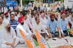 जालंधर में नगर निगम ऑफिस के बाहर कांग्रेस का प्रदर्शन, 