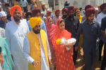CM Maan along with his family paid obeisance at Sri Darbar Sahib, wife Gurpreet Kaur and daughter Niamat were also seen together