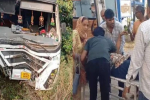 बस-ट्रक की टक्कर में 40 कर्मचारी  घायल,  