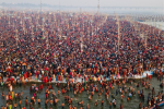 Crowd gathered for 10 kilometers for Amrit bath in Maha Kumbh, 25 quintals of flowers were showered on the devotees