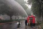 दिल्ली में प्रदूषण रोकने के लिए पानी का छिड़काव जारी