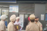 फगवाड़ा-होशियारपुर हाईवे पर HDFC बैंक गन पॉइंट पर लूट,