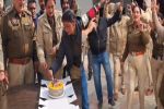 पंजाब में SHO और पुलिसकर्मियों ने थाने में मनाया क्रिसमिस का जश्न, 