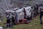 लद्दाख में यात्रियों से भरी बस खाई में गिरी, 