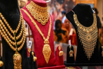सोने के भाव में आज भी गिरावट, 2000 रुपये सस्ता हुआ Gold, 