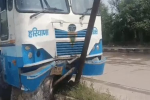 टोल-प्लाज़ा पर खंभे से टकराई रोडवेज बस, 