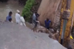 गुजरात में एक हफ्ते के अंदर दूसरा पुल गिरा,