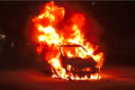 नोएडा में चलती कार में आग, दो लोग जिंदा जले 